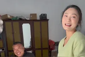 今天家里生意不忙，公公用钢筋给我做了一个“超大衣架”，没想到公公还有这手艺呢，这下再也不用担心衣服没地方晾了，在农村的好处就是弄啥东西都很方便，地方也宽敞 #记录真实生活 #婚后生活视频封面