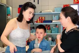 阿姨来我们家快九年了，帮我把儿子从出生带到现在，每次回家儿子都哭得稀里哗啦，这次阿姨回老家主要是跟新媳妇的双方父母第一次见面，加上阿宝的手也受伤了，所以我们也不方便跟着过去，其实阿姨五月一号就回去了，这几天一直带两个娃也没空更新，明天阿姨就回来了！#二胎#宝妈