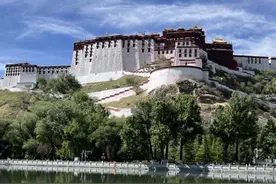 在西藏办理边防证 如何在西藏办理边防证？如何挑选酒店？要不要拍组旱地拔葱？攻略来了#圣地拉萨 #原创视频 #vlog旅游 #边防证西藏 #边防证新疆 来西藏怎么拍出靓照 入住多如仓这里有露台以及景观房都可以看见布达拉宫，距离多如仓1.4km就有边防证可以办理证件，这样去珠峰大本营以及墨脱都可以进出，还可以一道办理新疆境内比如喀什的边防证，办完边防证边上走个几百米就到田村藏香鸡，来当地吃当地美食，如果想吃牦牛火锅可以去大昭寺店的田村酸汤牦牛火锅，吃饭逛八廓街，游览大昭寺都很方便，全是在一起的。视频封面