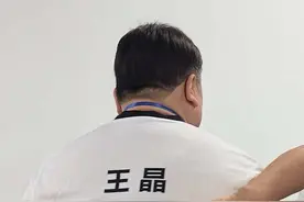 群星齐聚广西，王晶上场！ #香港精装明星足球队 #陈百祥 #王晶 #陈浩民  #王敏德视频封面