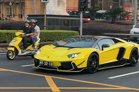 澳门街头偶遇兰博基尼大牛lp700出街，一牛当先，声浪真的是太炸了，后面的小伙子都看呆了！#街拍豪车 #抖音汽车 #兰博基尼大牛 #路人视角视频封面