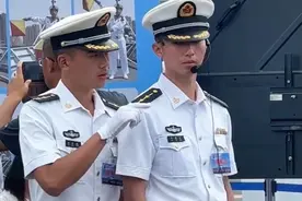 北海舰队潜艇开放日，一杠二星讲解员亮相活动现场颜值太帅了 #海军 #帅爆了