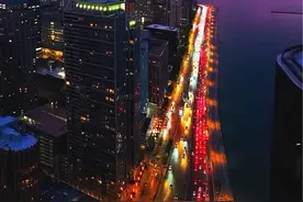 美国第三大城市一芝加哥，世界金融中心之一，也是世界超一线城市，人口仅270万，却创下了约4.3万亿 GDP总量。同时享誉“摩天大楼的故乡"和“北美十字路口"美称。#芝加哥 #城市风景#环球旅行 #美国#内容启发搜索视频封面