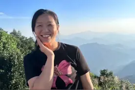 我妈好着呢！ 我很开心带着我的妈妈妹妹们，去到奇妙的童话世界，在这里她们可以无忧无虑当个快乐的小孩，我亲自准备小蛋糕给妈妈庆祝生日她是最幸福的人，我和妈妈妹妹还有我的好朋友一起登上了梧桐山的山顶，这个过程是艰辛的同时也是难忘的，我和妈妈妹妹国庆去香港看过维港的烟花，我和妈妈还去过很多很多地方，这些都是我难忘的回忆， 我从小到大一直陪在她的身边成长，爸爸一直出门在外工作在找哥哥的路上，爸爸对自己的孩子都很负责，他负担着我们家所有的开支，即使爸爸妈妈分开了，也不影响爸爸妈妈对我们的好，对我们的爱，我很感激他们把我带来这个世界上，也很感激他们把我那么可爱优秀的妹妹们带来这个世界上，我的童年是幸福是快乐的，但是不是完整的，因为哥哥的丢失，他们没少因为这个事吵过架，慢慢的我也理解爸爸妈妈的不容易，无休止的争吵对于我们来说像地狱般的折磨，我的精神上也承受了很大的打击！我尊重他们的选择，离婚这件事我的看法慢慢有所改观，从开始的不理解恐惧，到现在的尊重他们的选择 ，期间我甚至有想过逃离这个家庭，可是我没有办法，这个家有我爱的人，我的家人，还有未回家的哥哥啊，但是从某一天开始，不实的网络消息覆盖了我的生活，困扰了我的家人，我不知道该怎么去解释，但我相信，那些打不倒我的，只会使我更强大，这些都是我成长中所要经历的一部分啊。@谢浩男 @寻子谢浩男深圳