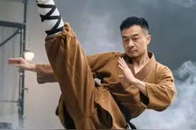 月亮变了我不变   在时光长河的悠悠流淌中，月亮，那高悬于天际的银盘，似乎从未改变。它承载着古往今来无数人的情思，从“举杯邀明月，对影成三人”的浪漫，到“月上柳梢头，人约黄昏后”的温婉，再到“海上生明月，天涯共此时”的辽阔，月亮始终以它清冷而柔和的光辉，俯瞰着人间的悲欢离合。然而，细品之下，会发现月亮又似悄然改变。   古时的月亮，照着农耕社会的质朴村落。那时，夜幕降临，劳作一天的人们在月光下休憩，月光是他们舒缓疲惫的轻柔抚摸。孩子们在月光下嬉笑玩耍，老人们在月光下讲述古老传说，那月亮，是宁静祥和生活的见证者。随着时代车轮滚滚向前，工业文明崛起，城市的霓虹灯亮起，月亮的光芒似乎被掩盖。它不再是夜晚唯一的光亮，人们在忙碌中也渐渐少了对它的仰望。此时的月亮，像是被遗忘在高楼大厦后的落寞身影。而当信息时代来临，生活节奏愈发急促，人们在虚拟世界里穿梭，月亮于许多人而言，只是偶尔抬头时模糊的轮廓，它仿佛成了遥远而陌生的存在。月亮，在时代的更迭中，看似依旧，却又在人们与它渐行渐远的关系里，悄然发生着变化。   但我，愿守着心中那份对月亮最初的眷恋，不变。在繁忙尘世中，我愿寻一方静谧之地，在如水月光下，静思冥想。感受月光洒在肌肤上的凉意，如同与古人对话，体悟他们寄情于月的深情。当周围的一切因快速发展而变得浮躁，我愿以一颗沉静之心，去解读月亮的阴晴圆缺。月圆时，感受那份圆满的喜悦与团聚的温馨；月缺时，领悟残缺亦是一种美，是生活别样的馈赠。   在科技让一切都变得触手可及的今天，我不会因便捷而忘却自然的美好。月亮，那来自宇宙的神秘使者，是我与天地相连的纽带。我愿如古代文人墨客般，在月下吟诗作画，在月光中寻找灵感与安宁。纵使世界变迁，月亮于我眼中的意义不变，它是心灵的寄托，是喧嚣尘世中的宁静港湾。我将在岁月流转里，始终保持对月亮的热爱，让这份情怀，在时光中永恒，不为外界的改变所动。