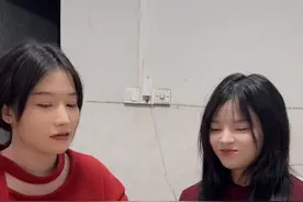 趣味游戏 梦幻炸金花看谁炸鸡@沙雕表妹 @沙雕姐妹酒局  #扑克牌的各种玩法 #视频纯属娱乐请勿模仿 #过年提前练习牌技 #沙雕女孩欢乐多 #是时候展现真正的技术了视频封面
