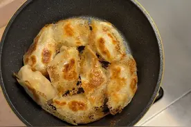 比方便面还简单的煎饺，姐姐看到昨晚的视频吃煎饺她也馋了，只做了几个大晚上少吃点#煎饺做法 #快手菜好吃又简单 #懒人美食 #5分钟美食视频封面