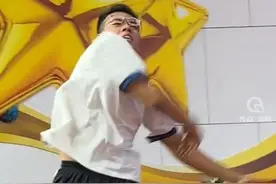 高中毕业典礼上  爆火“社牛考生”被母校授予“推荐官”称号 直接在台上原地起跳#毕业典礼 #高考结束 #社牛考生视频封面