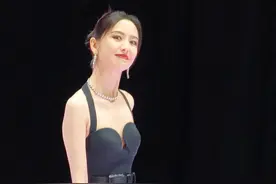 #佟丽娅 腰封配黑裙 步步生花 太美丽啦！#抖音电影奇遇夜红毯好多人啊 #抖音电影奇遇夜