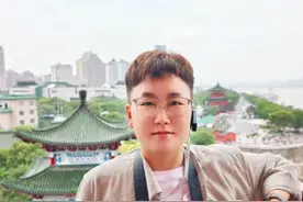 今天和北大的同学们一起参观滕王阁，了解到了《滕王阁序》的由来， 站在阁楼上看到的风景也真的很美，25岁的王勃曾写下滕《滕王阁序》，29岁的我还至今啥也不是，内心下定决心“吾辈当自强”💪！ @涵泽宝贝 #旅行 #学习 #滕王阁 #记录生活 #记录真实生活视频封面