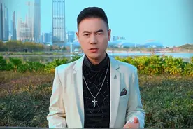 翻唱搀扶 人生总有踉跄时，好在有双手搀扶。它是家人的守护、挚友的陪伴，是陌生人的善意。《搀扶》这首歌，唱的就是这份支撑，给我们重新站起、奔赴光明的力量#搀扶#马健南#马健涛#翻唱