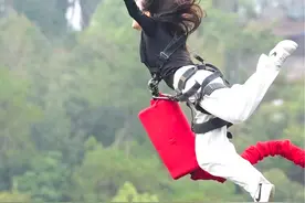 山高路远，看世界也找自己！ #石燕湖蹦极 #长沙石燕湖蹦极#长沙好玩的地方推荐#危险动作请勿模范视频封面