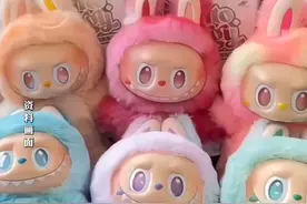 大量补货，不再难抢？Labubu 3.0首次开启线上预售。黄牛回收价格腰斩，“已经崩盘了，700元至800元可收”。