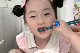 留五岁娃在家吃，你们帮我看着别让她吃多了😅 #干饭宝宝 #老式小孩