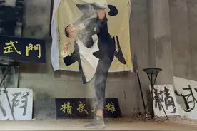 我叫杨守田，今年四十三岁，身高一米九三，万友武馆出身，曾经在广东东莞给美女当过保镖，后来在望牛墩吃了十多年苦……如今回家一年多了，慢慢恢复十多年前的功夫！#湖南狠人杨守田#湖南高手杨守田#湖南杨守田武术