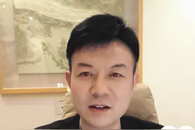 还记得一年前汉森伴奏，宇辉演唱的那首《传奇》吗？ 也许谁也不会想到，往后的一年，宇辉真的书写了一段人生的传奇。  祸兮福之所倚，福兮祸之所伏。 也许一切都是最好的安排。 我们看到， 一夜之间，命运会让一个男孩蜕变成为男人； 一年时间，造化会让一个打工者迅速成长为一名成功的创业者； 我们更看到，未来的岁月，光荣和胜利会永远属于良善者。  一年十二个月，赠宇辉十二句话： （1）你本来就很好； （2）你做得也很好； （3）你值得被喜爱，被守护； （4）你是国家也是家人的骄傲。 （5）欣赏你，如光闪耀； （6）敬佩你，弯腰向上； （7）学习你，读书改变命运； （8）谢谢你，良言如良药； （9）过去已去，不提也罢，如你所说“没必要”； （10）当下正好，所有的安排，都是“刚刚好”； （11）来日方长，有你荣焉，同行为要； （12）你还是要好好吃饭，好好睡觉。  最后，愿所有善良的人不被辜负，一生被爱。 #董宇辉 #董宇辉拥有暖评最多的评论区 #与辉同行 #汉森 #小作文