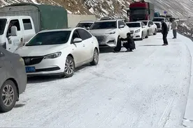 2025年3月3日318国道东达山路况实拍！走这段路的朋友们要带好防滑琏，不要逆向行驶，文明出行，扎西德勒🙏#此生必驾318 #东达山下雪 #东达山路况 #哈佛h9柴油 #自驾西藏