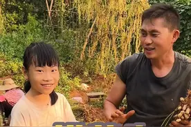 带小敏体验拔花生，兔兔灰头土脸，丰收喜悦感爆棚 #海哥量地球 #家具人小邝 #我的乡村生活 #农村日常生活 #体验生活