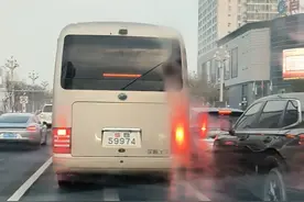 又见SB车牌！听说这车来头不小？#牛逼车牌号码 #街拍#聊城#最牛车#军车