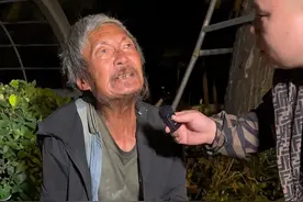 深夜在三亚街头遇到一位流浪英语教师，他说“Nothing is too difficult if you put your heart into it”，他已经年近花甲，却还在努力学习英语，真是世上无难事，只怕有心人，他的这份坚持，真的值得我们每个人学习。