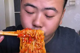 挑战365天辣椒配面条 #吃货 #妈呀太香了 #抖音美食推荐官 #美食分享 #抖音美食  火鸡面这样搭配真好吃🔥