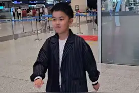 陈思成佟丽娅儿子多多独自出发澳门参加大湾区中秋晚会，已经有小大人的感觉了#朵朵 #佟丽娅儿子朵朵 #佟丽娅儿子 #大湾区中秋晚会