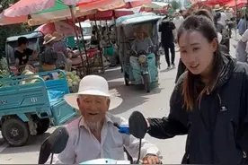 分享92岁爷爷骑三轮车，从8里地来赶闲集，就是为了买点桃吃#时代小哥#农村生活
