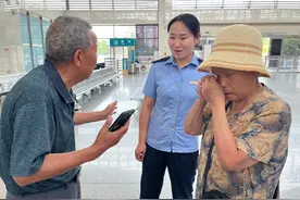 被双向奔赴的善意暖到了❤️八旬高龄夫妻坐高铁遇困难，售票员超大字号手写票面信息，耐心服务20分钟，次日老人再次来到车站真诚道谢#看见正能量视频封面