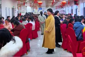 阳光8点湖南邵东工厂，2024年 年会聚餐#女老板的日常 #邵东 #年终聚餐 #公司年会 @阳光8点袁班长1月19日晚7点箱包专场视频封面