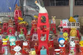 2月26日原创采访#河北石家庄 #男子花50元套圈被大鹅上了一课 男子：音乐一响，大鹅秒变“摇摆鹅”，给我整懵了。“出500元老板都不卖这鹅，从小给鹅听音乐训练出来的”。（来源：@虎哥别闹【圈王】 ）