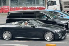 深圳湾万象城偶遇到吴子峰开敞篷奔驰S coupe，搭配上这轮毂真的太优雅了，车牌也是亮点之一#抖音汽车 #街拍豪车 #奔驰S #路人视角