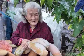 小时候，您把全世界最动听的故事讲给我听。 现在，我送您一个“时光的翻译器”，换我来做您的耳朵。 姥姥，对不起，我来晚了。以后所有的热闹和爱，您都不会再错过。 #隔代亲 #外婆的爱 #暖心瞬间#原创视频视频封面