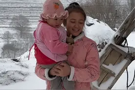 西北的冬天有着独特浓郁味道。下雪天围炉煮茶的茶香味。柴火与热气腾腾揪面片交融的烟火气息味。#记录真实生活  #新农人计划2024  #围炉煮茶 #炫个冬日围炉煮茶 #下雪了视频封面