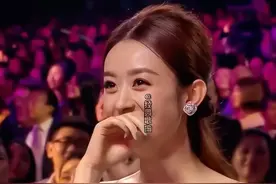 #小沈阳 两口子把这首#爱是你我 演绎的诙谐幽默，好听又搞笑，高音更是惊人#热门音乐🔥 #老歌越听越有味