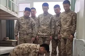 部队生活第一课 叠被子 标准的豆腐块  #叠被子 #军被豆腐块 #豆腐块被子 #军人 #部队生活