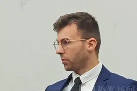 参观“七三一陈列馆”后的马库斯，将把家族故事和中国历史拍成电影，青花瓷U盘是一个使命，将带着U盘把日军侵华的历史告诉全世界#抗战胜利80周年 #我们的胜利 #媒体精选计划#山河见证#白山黑水红色传承