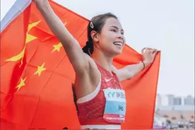 #莫家蝶 55秒31，0.01秒的优势约过了职业生涯最大阻碍阿德科亚，时隔20年为中国队再夺亚锦赛400米栏冠军，赢得职业生涯首个亚洲冠军！ 阿德科亚是亚洲纪录保持者，大赛前五的存在，这一刻，或许是莫家蝶“破茧成蝶进化”的关键一役！恭喜莫家蝶@莫莫莫家蝶蝶蝶～  #田径说一哈 #田径 #亚洲锦标赛视频封面