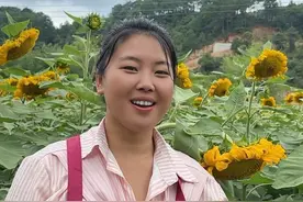 农村好，好在泥土的芬芳里。在农村，劳动是一种常态，也是一种乐趣。春天，我们播种希望；夏天，我们挥洒汗水；秋天，我们收获喜悦；冬天，我们积蓄力量。每一滴汗水，都浇灌出了生活的希望；每一次劳作，都让我们更加珍惜生活的美好。在农村，我们可以感受到大自然的魅力，也可以体验到劳动的快乐。这里没有城市的喧嚣，只有宁静和祥和。农村好，农村劳动最光荣。#山歌热门推荐🔥 #在贵州感受限定清凉 #让人一眼沦陷的高级感