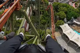 挑战国内最刺激的过山车，常州恐龙园过山龙 说了你不信，真正的恐怖是鸦雀无声，常州恐龙园的过山车全程叫不出声，停的时候一车安安静静，我的腿直接下来就被甩青了，脖子也被甩疼了#第一视角 #过山车 #玩的就是心跳