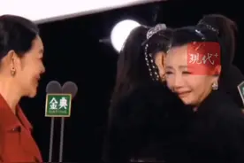 《乘风2025》总决选，51岁曹颖获年度乘风超越奖，嘉宾倪萍为她颁奖，一句话瞬间让曹颖泪崩。#曹颖获奖后哭着拥抱倪萍谢娜#倪萍说曹颖曾经是我的同事视频封面