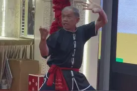 广东粤西八十五岁“老拳师”“耍洪拳”展示出了洪拳的精髓，老当益壮，身手不凡，一招一式气吞万里如虎#武术 #高手在民间 #粤西洪拳黄文城视频封面