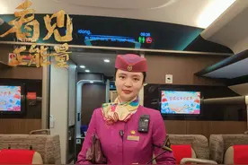 17岁男生在高铁上突然晕倒，列车长紧急施救防止男生咬断舌头，列车长：“身为列车长我首先得冷静，不能乱了阵脚”视频封面