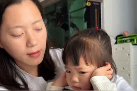 一岁半妹妹发高烧，温度直飙39度以上，半夜坐沙发上跟奶奶说胡话，看她的样子真心疼#记录真实生活 #人类幼崽视频封面