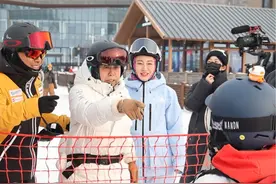 老兵@潘长江 @演员范雷 @潘阳 @高明婷🌺 一起在吉林通化挑战滑雪是什么样的体验？（“人民网+”客户端军歌回荡专题）@人民网 @爱奇艺 @通化文旅 @北京市退役军人事务局 #本色华年 #2025本色华年 #老战友我们一起过大年 #新年快乐视频封面