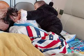 3岁侄女和2岁侄子，一起长大的姐弟俩，一会玩一会闹一会打，弟弟还是很怕姐姐的，哈哈#生活vlog #血脉相连的亲人 #姐俩日常