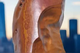 “头顶一块布，全球我最富”是一句网络流行梗，用来调侃中东地区富豪的经典形象。这句话背后有几个有趣的背景知识： 梗的解析： 1. “头顶一块布”     指阿拉伯男性传统服饰 **头巾（克菲耶，Keffiyeh)和固定头巾的黑色头箍（伊戈尔，Agal）。白色头巾是海湾国家（沙特、阿联酋、卡塔尔等）的标志性装扮，象征民族文化和身份。 2. “全球我最富”    中东石油国家凭借丰富的油气资源积累了巨额财富。例如：    - 卡塔尔：人均GDP常年世界第一（约8万美元）。    - 阿联酋迪拜：拥有全球最高建筑、人工岛、七星酒店等奢华地标。    - 沙特王室：以“壕无人性”的生活方式闻名（如黄金跑车、私人飞机群）。 为何这个梗深入人心？ - 影视印象：电影中中东富豪常以白袍头巾造型一掷千金（如《速度与激情7》阿布扎比高楼飞车）。 - 新闻事件：卡塔尔世界杯投入2200亿美元（相当于此前7届总和），沙特主权基金收购国际企业（如纽卡俱乐部、高尔夫联赛）。 - 网络段子：网友戏称“头顶一块布”为“土豪皮肤”，甚至调侃“解开头巾能召唤神灯”。 冷知识补充： - 头巾的等级    王室成员常用红白格纹（约旦、巴勒斯坦）或纯白（海湾国家），边缘刺绣越精致代表地位越高。 - 白袍的奥秘   阿拉伯长袍（坎杜拉，Kandura）的透气设计能抵御沙漠高温，纯白色反射阳光，是千年生存智慧。 - 财富不止石油   阿联酋迪拜已转型为金融和旅游中心（哈利法塔、帆船酒店收入占GDP超70%），沙特也在推进“2030愿景”减少石油依赖。 总结： 这句梗以幽默方式浓缩了外界对中东“资源型富豪”的刻板印象，但也需注意： - 文化尊重：头巾白袍是阿拉伯人文化自豪感的象征，并非单纯“土豪标签”。 - 经济多元：中东国家正积极发展科技、金融、旅游(内容由AI生成.谨慎鉴赏)