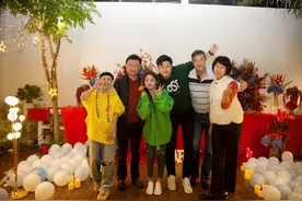 王宁23岁女儿订婚！与男友异国恋9年修成正果，金龟子脸上笑开花图片