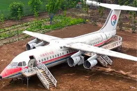 河南驻马店村子里停放的两架民航客机，这么大的飞机是怎么弄过来的呢。#现场实拍 #抖音看世界视频封面