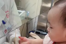 发烧了去医院扎手指也不哭不闹，这一刻的坚强，妈妈看着都心疼死了#打针不哭的宝贝 #宝宝打针 #人类幼崽成长记 #宝宝日常视频封面