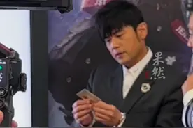 周杰伦活动现场被粉丝要签名，拿着05年演唱会门票看了很久，网友: 我的青春入场券视频封面